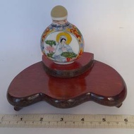 古瓷美女鼻煙壺，高約三寸。連人手鑲嵌銀綫酸枝木座，約六吋闊, 一套價錢五百元，單...