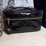 香奈兒 包 黑色漆皮 漆皮材質 亮面 化妝包 化妝盒  小盒子 鏈條包 斜挎包 斜背包 側背包 手提包 復古包 皮革包 包包 皮革包  二手包 中古包 二手  復古 古董包 Vintage Chane