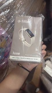 Fitbit Luxe 智能手錶 (全新但包裝盒在運送過程壓爛)