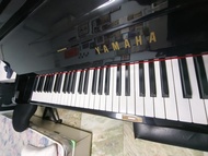 Yamaha 黑色直立式鋼琴Yamaha琴號 1091063 ：1970年日本濱松原廠造，NIPPON GAKKI 時期嘅 U3，最靚聲嗰批。
連四隻腳墊及防潮管。
沙田村屋自行負責運費。