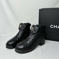 CHANEL 23B雙C菱格書包扣短靴