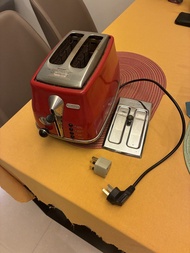 DeLonghi Red 2-Slice Toaster with Crumb Tray