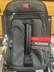 NUMANNI SPORTS 紅十字 側背包 多收納位 全新商品 台灣總代理 吉林皮飾 正版代理便宜賣