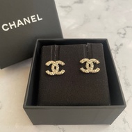 Chanel 復古珍珠水鑽淡金雙C耳環