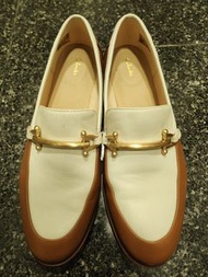 Clarks 拼色金屬扣樂福鞋