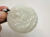 翡翠A貨【千手觀音】
糯化種，大小53.4x6.1mm，白冰底色，有種水，造型千手觀音牌，觀音有保平安及納財之意。玉件無紋無裂，品相完好。超值特惠價$180