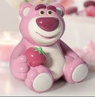 ‼️[現貨] ‼️ 🍓#勞蘇陶瓷錢罌🍓 15 cm x 13 cm x 17cm 🍓 # Lotso Figure Cash Box 🍓#草莓熊陶瓷錢箱🍓#熊抱哥錢罐#玩具總動員#Toy Story#