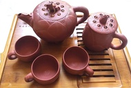 ( 珍藏 ) 紫砂茶壺 : 荷花蓮子壺 , 連木盒 , 三隻杯 + 裝茶葉壺 , 
中國工藝美術大師 周才軍作品!
全新 , 有證書, 印鑑,
荷花壺: 太約 寬15.8釐米、高10釐米, 容量 36
