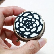 花 古銅款 圓形 分格藥盒 迷你 隨身攜帶 小物 收納盒 藥盒