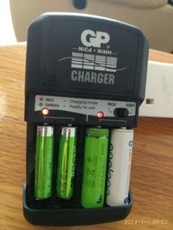 8成新，GP NiMH battery charger, AA and AAA battery, 鋰電池充電器，不包充電池