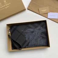 Chris 精品代購 Burberry 巴寶莉 專櫃名品 拉鍊式手拿包 公事包 經典格紋配經典騎士圖標 可放平板 黑色款