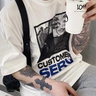 『1068』四格印花 SERV 人像印花 圖像 樂團 CUSTOMER 細絨布 寬鬆 落肩 短袖Tee【A88911】