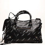 Balenciaga S City 機車包｜滿版英文logo(黑色）