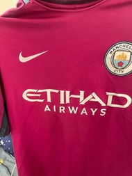 曼城作客球衣（迪布尼）英超章有小脫落問題