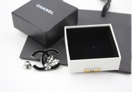 Chanel Vintage 05A 琺瑯黑色CC樹葉大胸針