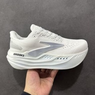 Brooks 白色跑鞋