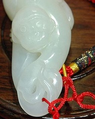 有趣靚雕工！精靈齊天大聖猴子食飽伸腰，舊和田青白玉石！ 要現金，斷捨離！ 割愛！