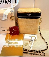 Chanel Beauty最新日本限定夏季竹編包配長斜孭鏈+金色香水瓶鎖匙扣、2026山茶花吊飾、心意咭Set