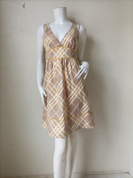 Burberry Blue Label 無袖洋裝，採用棉質混紡麻纖維材質，尺寸 38，胸圍 34 英吋。