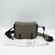 男生必入超級好看【CP 精選🌟小編推薦】Loewe 羅威 Military XS 軍綠色 粒面小牛皮 斜背包 信差包｜專櫃 82,000