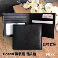 ✅香港現貨✅ 鬥手快!! 先入數先得 $699👉特$599🌺Coach Men Billfold Wallet in Black男黑色荔枝皮兩摺短銀包 😍 兩摺短銀包 ，有紙幣位，有相位，大量卡位，全黑色暗coach logo, 軟皮，大部分男士都鍾意❤️  Size: 11 x 9.5cm