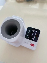 醫院專用臂筒式電子血壓計（伸手即測免綁袖帶）買俾老人家買多咗