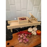 MERAH Onion slicer Onion slicer Red onion slicer made of wood