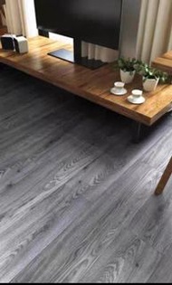 PVC地板加厚免膠漿防水耐磨尺寸：91.44*15.24CM,（每張6吋*36吋），厚度2.0mm，安全，無味，耐用，美觀，可請師父代舖， 另有其他顏色可選請諮詢客服，有興趣可以荃灣門市睇樣辨