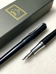 3952老山羊-BON1 曜石黑 亮面鋼琴烤漆 彈鋼書法尖鋼筆