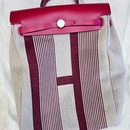 HERMES Herbag 限量款直紋H帆布後背包(AA 紅米/銀扣)