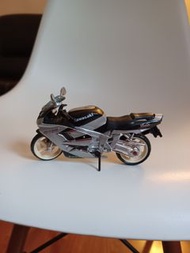 (二手) Kawasaki 電單車一架 金屬油缸 長約12cm ( 實物如圖 )