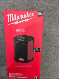 美國Milwaukee美沃奇2024美沃奇（ 美國版）M12鋰電池/220v兩用頂級工程音響收音機，配備最新款功能m12充電器可為m12電池直接充電，另外還有2.1a充電寶usb功能，原封包裝 ，荃灣門市交收