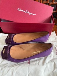 Salvatore Ferragamo Vara Q 黑色漆皮鞋