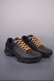 ECCO BIOM 黑鞋配橙色鞋帶