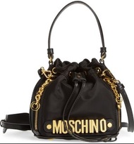 義大利 Moschino 金色LOGO防潑水尼龍兩用水桶包 Bucket-兩色大小 27*16*24 19*13*17