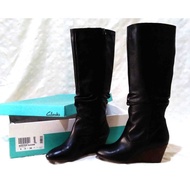 Sepatu Boots Kulit Asli Wanita Merk Clarks (Hitam/Size 38)