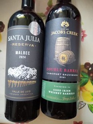 左：圣朱莉娅珍藏 马尔贝克
 
- 产区：阿根廷门多萨，Uco Valley 乌科山谷
 
。右：Jacob’s Creek Double Barrel 2021 杰卡斯双桶 赤霞珠
 
- 产区：澳