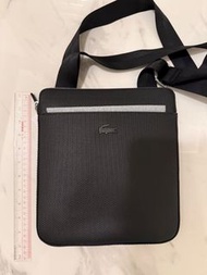 Lacoste 鱷魚牌黑色荔枝紋斜孭袋