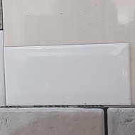 kerak tile mulia subway 10 x 30 cm bevel putih glossy