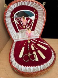《極罕有！ 1950-1960年代 中古芭蕾舞者修甲工具音樂盒 VINTAGE REUGE SWISS MOVEMENT MANICURE SET DANCING BALLERINA MUSICAL 