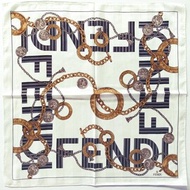 Fendi 絲巾：Logo 印花綴以鏈條與錢幣圖案，織紋底蘊，23 x 23 英吋