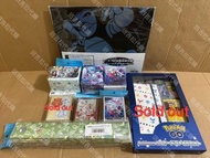 絕版🔥現貨✅收款後留貨🇯🇵🇬🇧Pokemon Center 六尾 色違 閃 沙奈朵 洗翠地區 護主犬 索羅亞克 卡套 水箭龜 車厘龜 卡美龜 卡盒 替身娃娃 由基拉 playmat盒 TRAINERS
