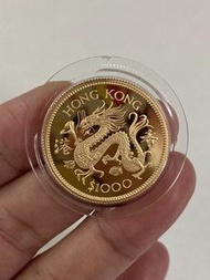 「罕有」1976年精裝龍年金幣！重量 1/2安士 （4錢3分1厘）！成色91.7%黃金（22 k) ！「龍」年金幣是香港十二生肖金幣的首枚發行金幣！而且精裝金幣的發行量是10000枚（比較少）！ UN