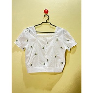  One Hand Cute White Shirt Embroidered Small Flowers Beautiful The Seller Bought Never Worn It.