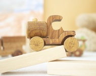 用於停車的兒童汽車油罐車。蒙台梭利嬰兒木製玩具。兒童和男孩禮