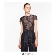 [asava ss24] Myra Column Blouse เสื้อผู้หญิง เข้ารูป แขนสั้น คอกลม ซิปหลัง ผ้าทอลายดอกไม้