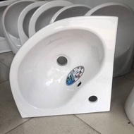 Lavabo góc tam giác chậu rửa mặt treo góc tường hiệu Minh Long . Chậu rửa mặt nhỏ xinh. Thích hợp nh
