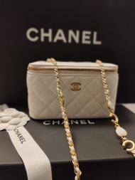 Chanel 22k vanity case 白色小盒子，雙C心心鏈