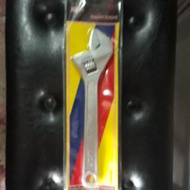 HAGI Locking Pliers 12 Inches Or 300 mm iso 9002 Used To Tighten The Nut.
