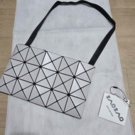 Issey Miyake 三宅一生 BaoBao 5x3大斜背包 灰白色 稀有款